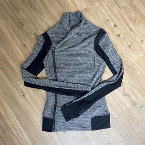 Fitted Lululemon sweatshirt black & white size 4